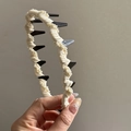 Détail d'un serre-tête vintage en tissu avec perles blanches et dents antidérapantes - Style Perles Étroites Blanches