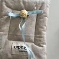 Fermaglio per capelli in lino beige con fiocco di seta azzurro e fiore in tessuto giallo - Stile Fiocco Blu Fiore Bianco