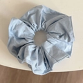 Schicker hellblauer Spitzen-Karo-Haargummi mit weichem Faltenstoff und Gummiband - Blau Vertikal Gestreift Haargummi
