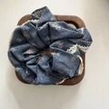 Chouchou en tissu bleu avec bordure en dentelle crochetée et motifs floraux - Style Dentelle Florale Vintage / Bleu Denim Floral