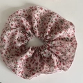 Coletero floral de doble capa con fondo rosa y estampado de flores rojas en blanco - Coletero Floral Rosa