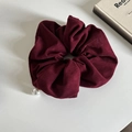 Chouchou en velours côtelé bordeaux avec perle blanche pour une coiffure élégante - Corduroy / Rouge Brique Rayé Avec Perle