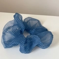 Eleganter blau karierter Haargummi aus Spitze für stilvolle Frisuren und Zöpfe - Spitze Haargummi / Blau Karo