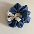 Chouchou élégant en jean bleu avec nœud en dentelle blanche et perles pour femme - Chouchou Bleu à Bord en Dentelle (Seul)