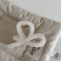 Dettaglio di una molletta per capelli minimalista bianco traslucido con molla in metallo dorato - Stile a Forma di Y Bianco