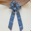 Eleganter blauer Satin-Haargummi mit langen Bändern und glatter Textur für Damen - Satin Bänder Haargummi / Blau