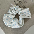 Haargummi aus Satin mit hellblauen Punkten und kleinem Schleifenetikett - Weiß Blau Gepunktet Schleife Haargummi (41#)