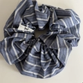 Λεπτομερής όψη του υφασμάτινου scrunchie με μπλε και άσπρες ρίγες και μικρή ετικέτα - 1# Σκούρο Μπλε και Λευκό Ριγέ Scrunchie