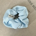Eleganter hellblauer Falten-Haargummi mit dezenter Textur und seidigem Glanz - Uni Blau Satin Haargummi (42#)