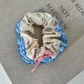 Blauer Gingham und beiger floraler Spitzen-Scrunchie mit rosa Wildlederschleife und Blüte - Rosafarbenes Haargummi mit blauem Rand und Schleife (43#)