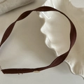 Detalle de diadema de cinta acanalada marrón oscuro con adorno de metal dorado - Diadema Retorcida Café