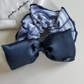 Blau kariertes Haargummi mit dunkelblauer Satinschleife und Korea-Markenetikett - Schleife Satin Haargummi / Dunkelblau