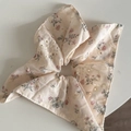 Gros plan détaillé sur la broderie florale d'un grand chouchou de style pastoral - Floral Rose Beige