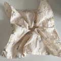 Chouchou floral avec broderie marguerites jaunes et détails en dentelle de cœur - Floral Blanc Feuilles Vertes Beige