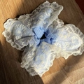 Haargummi mit blau-weißem Karomuster und zarter Blumenspitze auf Holzuntergrund - Großes Haargummi mit Spitzenbesatz / Blau-Weiß Kariert