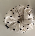 Détail d'un chouchou à pois blanc cassé avec une étiquette mode noire et de la dentelle - Beige Noir à Pois