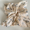 Détail d'un chouchou floral crème avec broderie anglaise bleue et texture pastorale - Floral Bleu Beige