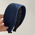 Elegante cerchietto largo in denim blu per donna con trama in tessuto e design rialzato - Cerchietto Denim Blu Scuro