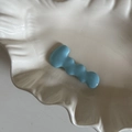 Fermaglio per capelli blu ondulato opaco su un piatto di ceramica bianca da donna - Blu