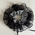 Französischer Vintage-Haargummi mit schwarz-weißem Karomuster, Spitze und Schleife - Schwarze Spitze Besatz Schleife Stil / Schwarz