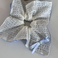 Chouchou élégant en dentelle à carreaux bleus avec nœud en satin et perle pour femme - Bleu