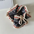 Dunkelblau gestreiftes Spitzen-Scrunchie mit Häkelkante und rotem Schleifenband - Häkelspitze Geraffter Stil (53#) / Denim Blau Rot Gestreift