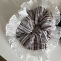 Coletero elegante a cuadros con borde de encaje blanco y etiqueta Sweety Girl - Cuadros Café Blanco Encaje Blanco Patchwork