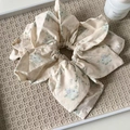 Florales Haar-Scrunchie in Beige mit lila Blumenmuster und kleinem Goldanhänger - Blau Blumen Doppelpack Haargummi