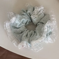Primer plano de coletero verde menta con estrellas y ribete de encaje blanco suave - Estilo de Malla de Encaje / Azul Lago Estrella