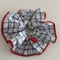 Blau-weiß kariertes Haargummi mit rotem Rand und Hand Made Etikett für Dutt-Frisuren - Einlagiges handgefertigtes Haargummi / Blau-Grau Kariert Roter Rand