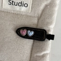 Dettaglio del fermaglio per capelli in denim nero con cuciture gialle e cuori - Denim Scuro Blu Cuore Rosso (6#)