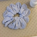 Eleganter lavendelfarbener Spitzen-Scrunchie mit weißen Perlen und gewebtem Hintergrund - Künstliches Perlen-Spitzen-Haargummi / Hellviolett
