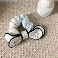 Blau-weißer karierter Spitzen-Scrunchie mit schwarzem Rand auf beiger Matte - Schleifen-Scrunchie / Blau & Weiße Streifen