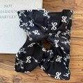 Eleganter schwarzer Satin Haargummi mit weißem Schleifenmuster und gewebtem Markenlabel - Drachenstil Haargummi / Schwarz (Mit Drachenschleife)