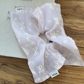 Rosa Chiffon-Haargummi mit weißer Schleife und Schneeflockenstickerei auf Holztisch - Drachenstil Haargummi / Rosa (Mit Drachenschleife)