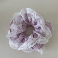 Vista detallada del coletero de tela a rayas moradas con bordado de encaje blanco fino - Coletero Pequeño de Doble Capa a Rayas con Encaje Rosa (3#)