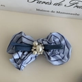Detalle de lazo para el pelo a rayas con perlas de imitación y cristales brillantes - Pinza para el cabello / Clip para el Cabello con Lazo de Rayas Azul Claro