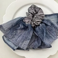 Eleganter grauer und blauer Spitze-Karomuster Haargummi auf weißem Keramikteller - Streamer Scrunchie / Meliertes Blau