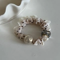 Detalle de coletero de encaje con lunares, perla grande y detalles de strass gris - Blanco Roto