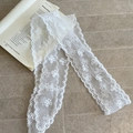 Dettaglio del nastro di pizzo bianco con motivo a farfalla floreale e bordo a onde - Rete a Foglie Bianche (3#)