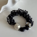 Coletero de encaje con lunares negros, perla grande y detalles de cristales de circón - Negro