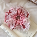 Dettaglio di scrunchie a quadretti rossi con bordo in pizzo e fiocchi di velluto - Scrunchie a Quadretti Rossi con Pizzo / Quadri Rossi