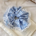 Scrunchie a quadretti blu con bordo in pizzo bianco e fiocco dolce per donne - Scrunchie a Quadretti Blu con Pizzo / Blu a Quadri