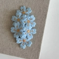 Barrette à cheveux fleurs de cerisier tricotées bleu clair avec broderies fines - Épingle à Cheveux Florale Bleue