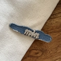 Détail de la barrette en denim avec lettrage en strass et bordure en métal argenté - Style Vague en Denim (miu)