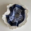 Dettaglio di scrunchie a righe blu navy con elegante bordo in pizzo floreale crema - Elastico per capelli / Stile a righe blu