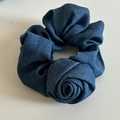 Marineblauer Denim-Haargummi mit Karo-Spitze und großer 3D-Rosenverzierung - Marineblau Blume Denim Haargummi