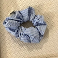 Blau-weiß kariertes Haargummi mit glitzernden Pailletten und gewebtem Markenetikett - Blau Gingham Glänzend Haargummi