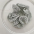 Schickes hellgraues Strick-Haargummi mit weicher Häkelstruktur für Damenhaarschmuck - Gestricktes Woll-Haargummi / Blau