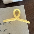 Dettaglio della molletta per capelli geometrica giallo crema con molla dorata - 2# Clip per Capelli Incrociata Gialla